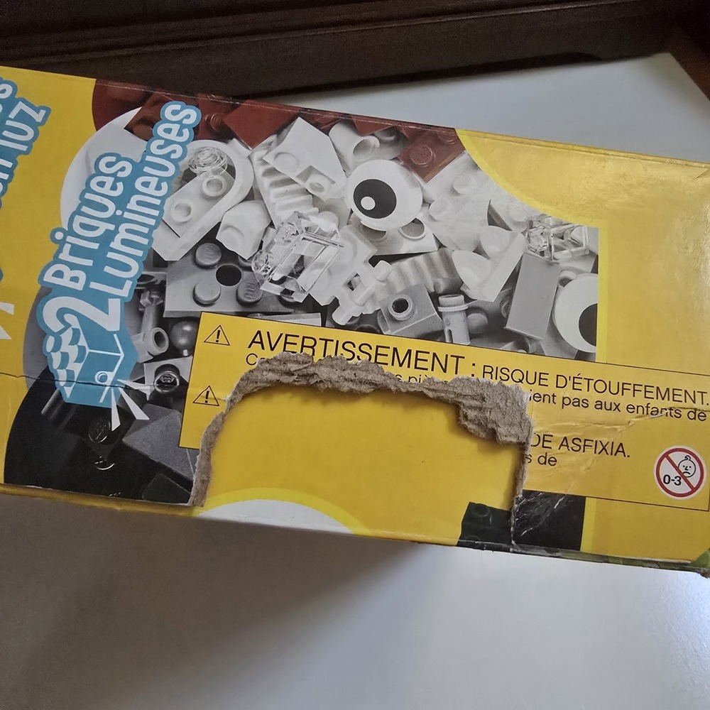 LEGO 11009 Classic Bricks & Lights‎ RETIRED Not Sure If Complete Damaged Box - Picture 13 of 13